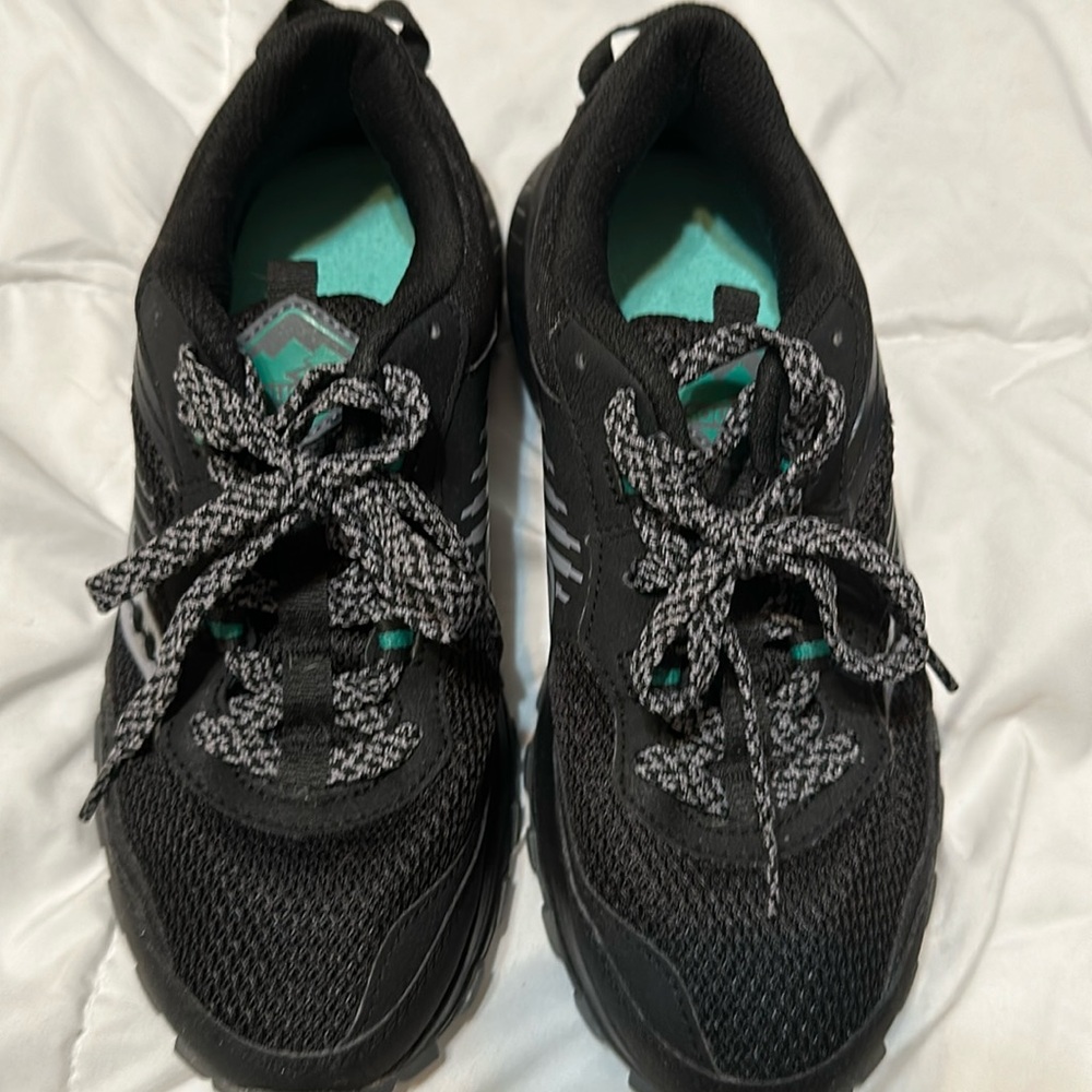 Saucony like new size 7 hiking shoes